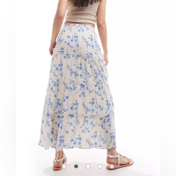Hollister Pull on Tiered Maxi Skirt with Pockets Cream And Blue Floral NWOT - Picture 4 of 6